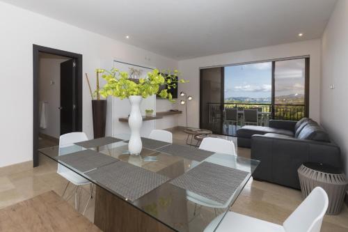 Roble Sabana 202 Luxury Apartment - Reserva Conchalにあるシーティングエリア