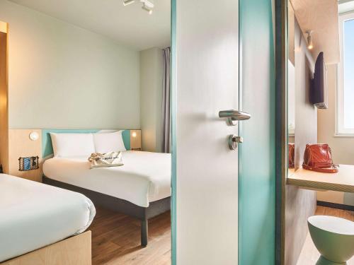 - une chambre d'hôtel avec un lit et un lit dans l'établissement ibis budget Nancy Laxou, à Nancy