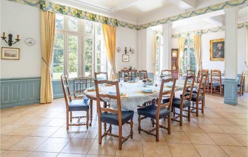 ein Esszimmer mit Tisch und Stühlen in der Unterkunft 10 Bedroom Cozy Home In Allonne in Beauvais