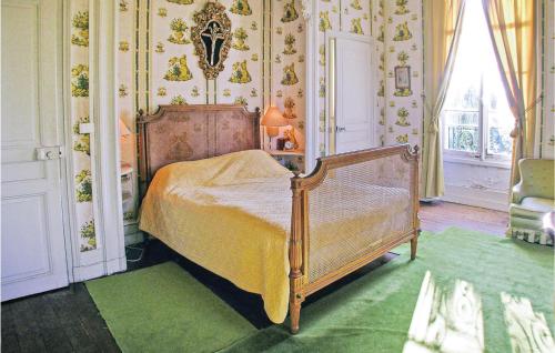 - une chambre avec un lit dans une pièce avec du papier peint dans l'établissement 10 Bedroom Cozy Home In Allonne, à Beauvais