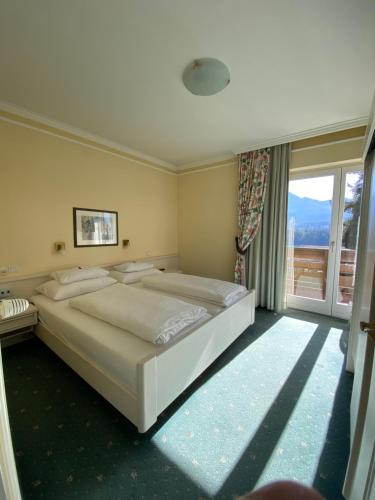 Una cama o camas en una habitación de Hotel Schönruh