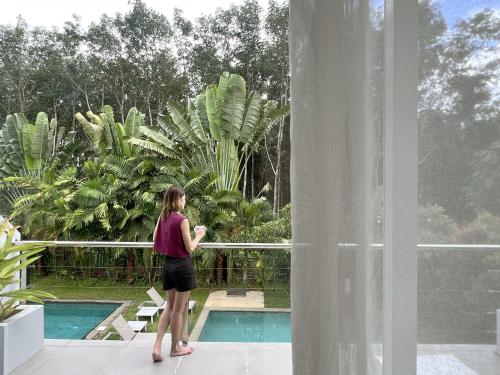 Taman di luar Isara Khao Lak