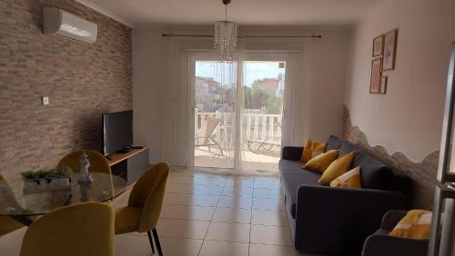 sala de estar con sofá y mesa de cristal en Nissi Golden Sands Sunny Apartment A1D4, en Ayia Napa