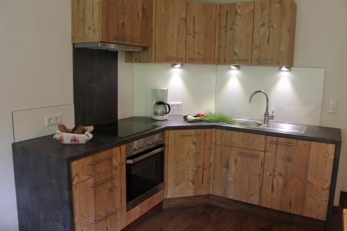 Una cocina o cocineta en Landhaus Lenauer