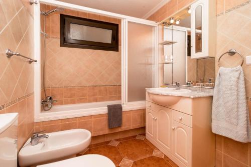 a bathroom with a sink and a toilet and a mirror at Espanatour PLAYA FLAMENCA in Orihuela Costa