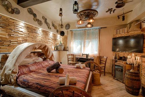 Re dream suite a tema - Rapallo في رابالو: غرفة نوم بسرير كبير وطاولة وكراسي