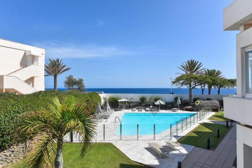 uma piscina com vista para o oceano em Apartment Aida 202 by VillaGranCanaria em Playa del Inglés