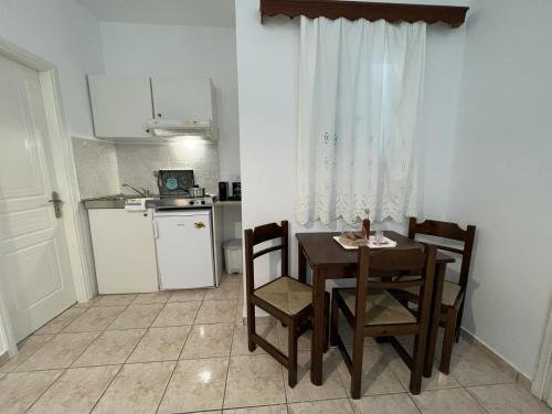 a kitchen with a table and chairs in a room at Georgia Studios in Katapola