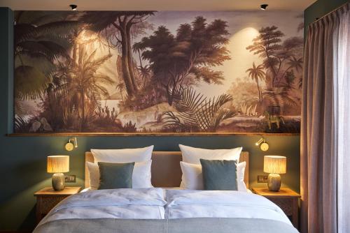 ein Schlafzimmer mit einem großen Gemälde über einem Bett in der Unterkunft Vabali Spa Hamburg Hotel in Glinde