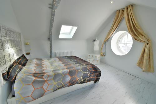 a bedroom with a bed and a window at L'Or Blanc centre calme -15km d'Étretat in Fécamp