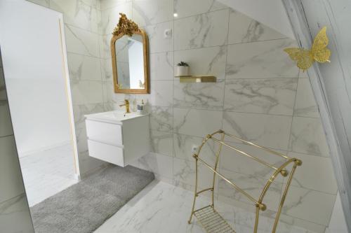 Baño blanco con lavabo y espejo en L'Or Blanc centre calme -15km d'Étretat, en Fécamp