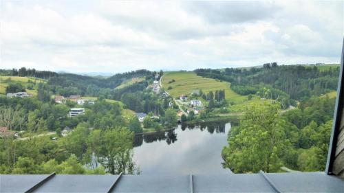 Blick auf einen Fluss und eine Stadt in der Unterkunft Hotel - Café - Konditorei Schröckmayr-Kastner in Neufelden