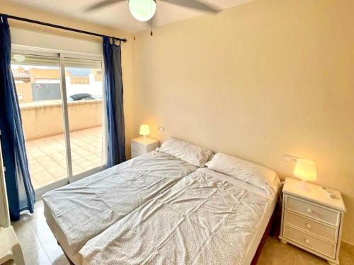 1 dormitorio con 1 cama y ventana con patio en Amazing apartment in La Env a with private terrace, en La Envía