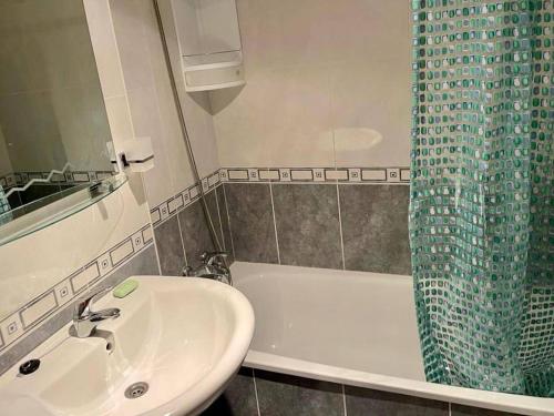 y baño con lavabo, bañera y ducha. en Amazing apartment in La Env a with private terrace, en La Envía