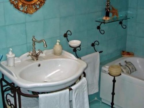 bagno con lavandino, vasca e lavandino di Charming apartment in Poppi with shared garden a Poppi