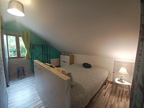 - une chambre avec un lit dans une pièce aux murs verts dans l'établissement Les Mansardes l'Appart, à Sarlat-la-Canéda