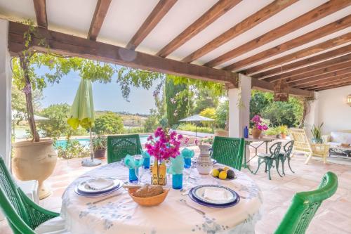 uma sala de jantar com mesa e cadeiras em Cortijo Villa Padierna El Lago - Happy Rentals em Estepona