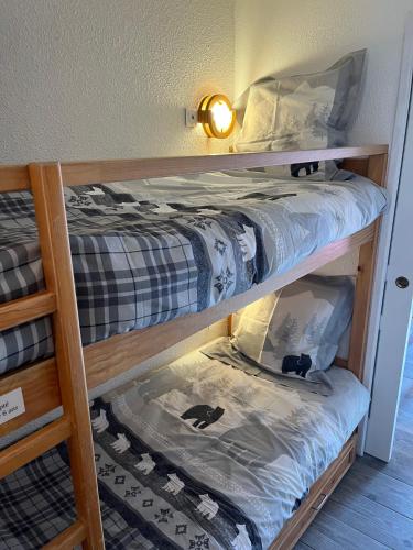 une chambre avec deux lits superposés dans une pièce dans l'établissement Tignes Val Claret - Studio 2-3 personnes proche des pistes, à Tignes