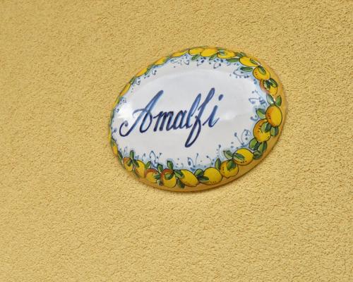 a plate on a wall with the word annilli at La bella costiera home in Sant'Egidio del Monte Albino