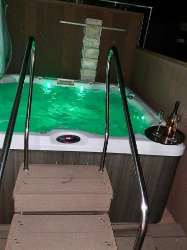 Apartments Pine & Oak with shared seasonal hot tub