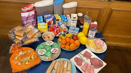 een blauwe tafel met verschillende soorten voedsel bij Blue Bell Inn in Embleton