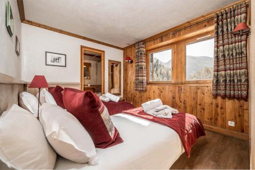 ヴァル・ディゼールにあるMadame Vacances Chalet La Grande Sassièreのベッドルーム1室(ベッド1台付)、窓が備わります。