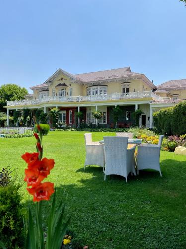 a table and chairs in front of a house at Karan Mahal in Srinagar
