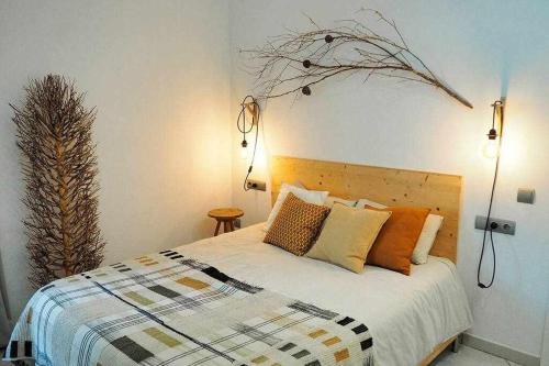 Un dormitorio con una cama con almohadas encima. en Peaceful villa in Santa Gertrudis, en Santa Gertrudis
