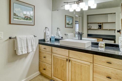 baño con lavabo y espejo grande en Hanalei Bay Resort 4204, en Princeville