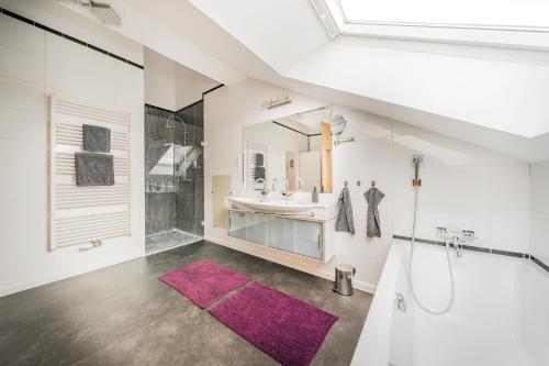 łazienka z umywalką i lustrem w obiekcie Penthouse apartment - Sauna - Terrasse - Kamin - AC w Wiedniu