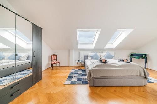 sypialnia z łóżkiem i oknem w obiekcie Penthouse apartment - Sauna - Terrasse - Kamin - AC w Wiedniu
