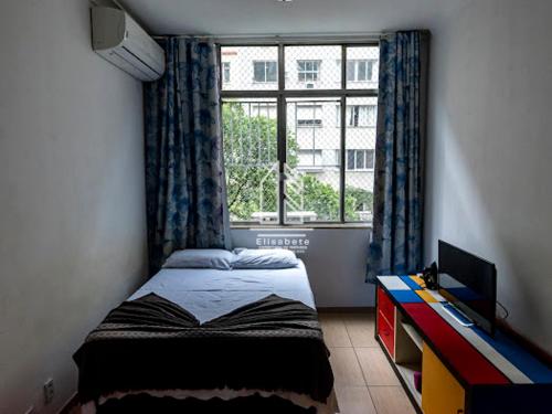 1 dormitorio con cama y ventana en Copacabana Barata Ribeiro 135, en Río de Janeiro