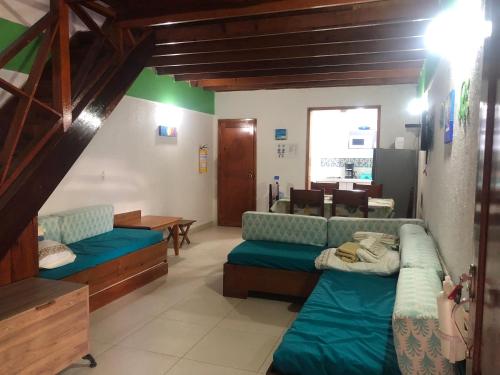 Sala de estar con 2 sofás y mesa en Apartamentos en San Andres a 1 Cuadra de la Playa en el Centro, en San Andrés