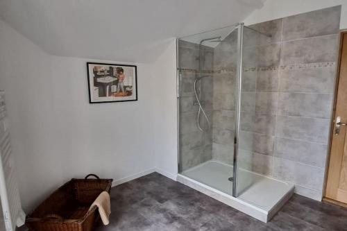 un bagno con doccia con box doccia in vetro di La Cousinade a Cauroy-lès-Hermonville