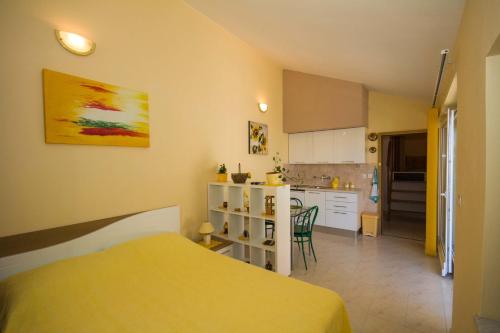um quarto com uma cama amarela e uma cozinha em Apartments Colours em Biograd na Moru