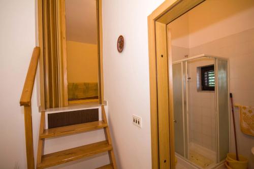 uma casa de banho com uma escada ao lado de um espelho em Apartments Colours em Biograd na Moru