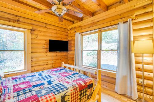 Ένα ή περισσότερα κρεβάτια σε δωμάτιο στο Mountaintown Creekside Cabin Getaway