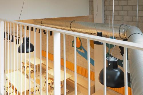 een wenteltrap met een pijp in een gebouw bij Micampus San Mamés Students Residence in Bilbao