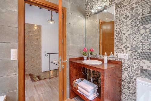 a bathroom with a sink and a mirror at Luxus en Porreras in Porreres