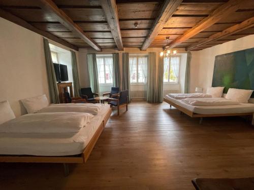 Großes Zimmer mit 2 Betten und einem Sofa in der Unterkunft Gasthof zur Waag in Bad Zurzach