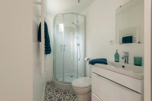 uma casa de banho com um chuveiro, um WC e um lavatório. em Terrasse des Loges em Rennes