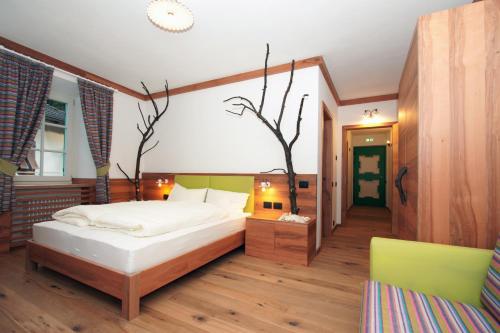 1 dormitorio con 1 cama y 2 sillas en Agriturismo Eredi di Cobelli Aldo, en Lavis
