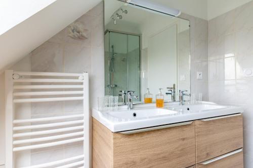 Kúpeľňa v ubytovaní Magnifique maison colorée avec jacuzzi - La Rose des Vents