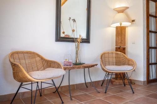 two chairs and a table in a room with a mirror at Agroturismo Son Siurana in Alcudia