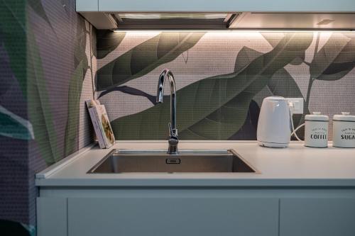 una encimera de cocina con fregadero en una cocina en Studio 27 Verona, en Verona