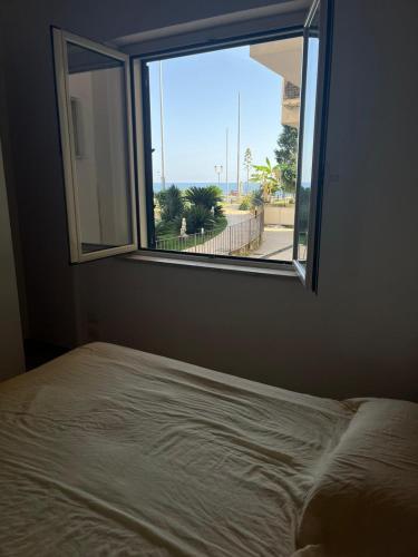 Posteľ alebo postele v izbe v ubytovaní Bilocale vista mare sul lungomare
