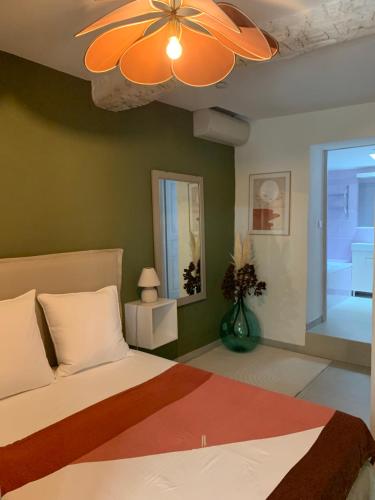 une chambre avec un lit et un ventilateur de plafond dans l'établissement Mas Saint Antoine - Chambres d'hôtes, à Grasse