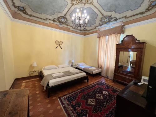 1 dormitorio con cama y lámpara de araña en Bresbot B&B, en Bressana Bottarone