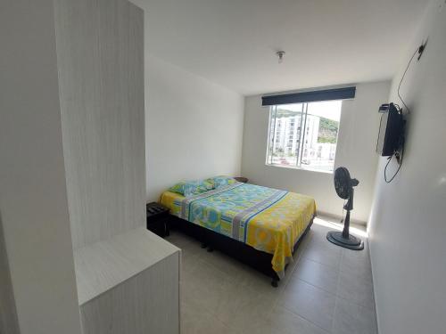 En eller flere senge i et værelse på Apartamento Aqualina Orange Quinto Piso Vista a Montañas