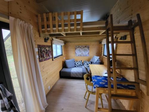 En eller flere køjesenge i et værelse på TinyHouse Rossas